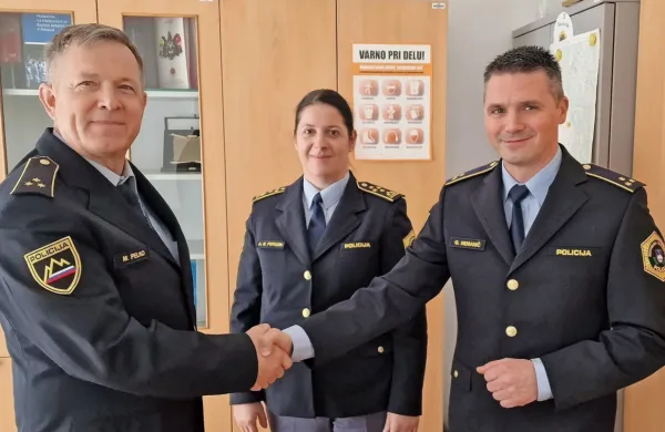 Z leve: dolgoletnI načelnik Marjan Pelko, direktorica koprske 
policijske uprave Alenka Korošec Peruzin in novi načelnik PP 
Kozina Gorazd Nemanič.