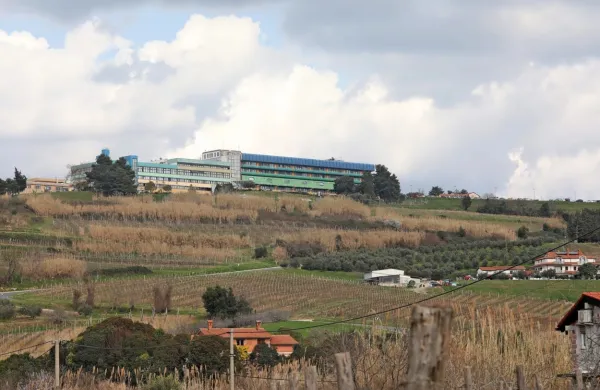 Območje pod bolnišnico ima namembnost zelenih površin, kar pa te lege s pogledom na morje ne ščiti pred 
morebitnimi pozidavami. 