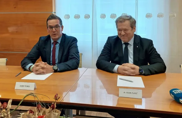 Ob obisku ministra Igorja Papiča je imel župan Samo Turel (levo) 15 milijonov razlogov za dobro voljo. 