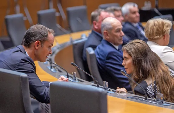 Eva Irgl in Anže Logar se iz prve klopi selita v zadnjo klop k Dejanu 
Kalohu.