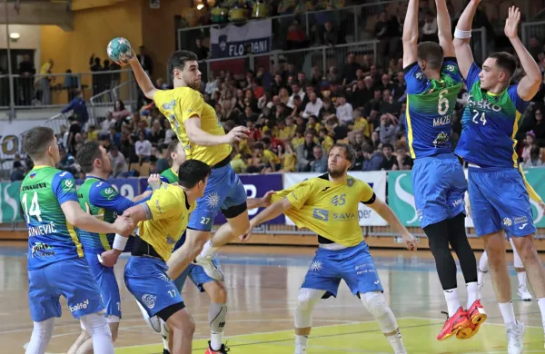 Koprčane (v rumeno-modrih dresih) čaka drevi gostovanje v 
Ormožu, Celjane pa jutri derbi v Velenju. 