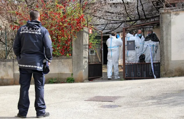 Prve dni aprila predlani so se policisti in kriminalisti tri dni mudili ob zadnji hiši na robu vasi Kobjeglava 
in našli dovolj dokazov, da so dobili osumljenca in kar nekaj “strank”, ki so še po njegovi smrti hodili k 
svojemu dilerju. 