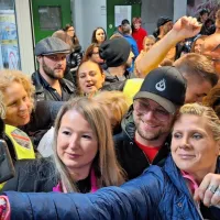 Množica oboževalcev je nestrpno čakala na avtogram in fotografijo z markantnim frontmanom Tomijem Megličem.