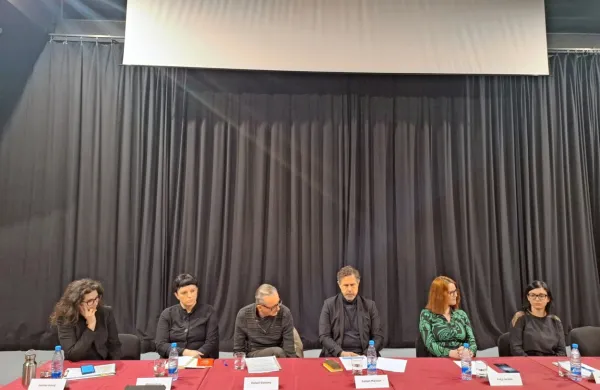 Na novinarski konferenci so spregovorili (z leve) režiserka Jasmin 
Kovic, scenarista Mateja Kralj in Rafael Vončina, direktor SSG Trst 
Danijel Malalan, direktorica Kosovelovega doma Katja Jordan in 
višja svetovalka za kulturo na Občini Sežana Petra Arko Kovačič.

