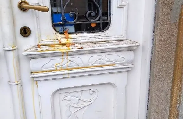 Razen razmazane fasade in vrat škode ni bilo. Na občini  so obsodili 
vandalizem. 