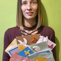 Danijela Horvat Samardžija že tretjič organizira dobrodelno akcijo 
izdelovanja velikonočnih voščilnic, 
ki bodo marsikomu pogrele srce.
