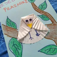 Nekateri so z voščilnicami pohiteli že februarja, zdaj pa kup lepo 
raste.  