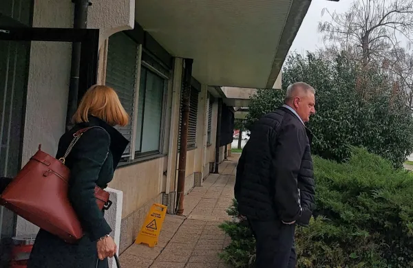 Janez Papež  že na  lanskem   predobravnavnem  naroku   ni priznal  
krivde za  očitke iz obtožnice.   