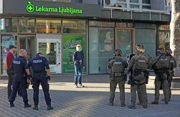 Triindvajsetletni  moški je  v  rokah držal dva  večja  noža.