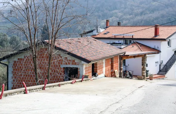 Preden je padel na referendumu, so bile v izolski občinski prostorski načrt (OPN) že sprejete tako imenovane razvojne pobude, s katerimi bi lastniki 
legalizirali črne ali neskladne gradnje. Med njimi je tudi motel v Dobravi, ki ga je gradilo podjetje Koms direktorja Evgenija Komljanca (levo). 