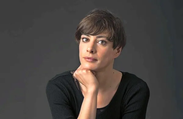 Medea Novak bo danes predstavo Beli zajec, rdeči zajec uprizorila 
Knjižnici Damirja Feigla v Gorici.