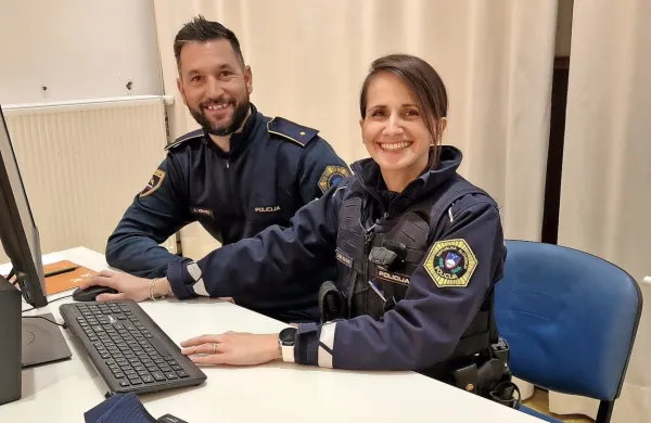 Pomorski policist Luka in piranska policistka Simona sta v minulih 
mesecih policijski poklic predstavljala številnim srednješolcem.