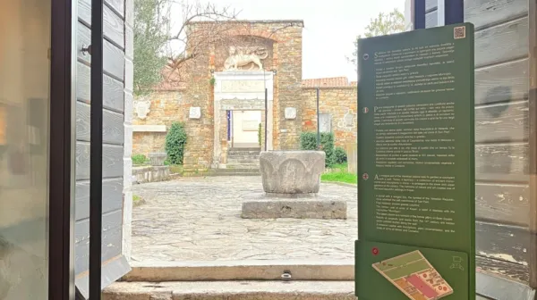 Stoječi totem, ki označuje Lapidarij v vrtovih palače.