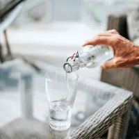 Mladim priporočajo predvsem pitje zadostnih količin vode.

