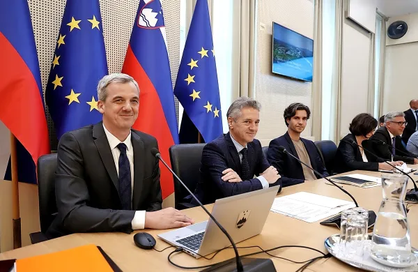 Državni sekretar za nacionalni jedrski program Danijel Levičar in 
predsednik vlade Robert Golob. 