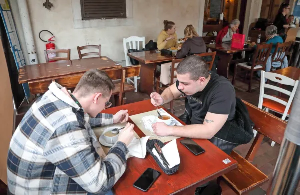 Med ukrepi za izboljšanje vsakdana študentov predlagajo dvig 
minimalne urne postavke študentskega dela in subvencije študentske prehrane ter uvedbo brezplačnega javnega prevoza.