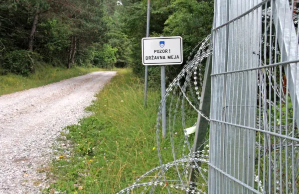 Hrvat  je  štiri  tujce   pripeljal po   gozdni  poti  čez mejo    na  Bistriško, kjer  
so jih  prestregli  policisti.