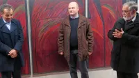 Razstava Premišljevanja Lojzeta Čemažarja (levi, ob vikarju dr. 
Alanu Tedešku in slikarju Nandetu Rupniku) bo v sv. Barbari na 
ogled do 23. marca.