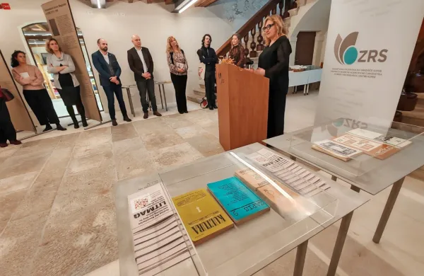 V palači Tiepolo-Gravisi odprli razstavo Vzhodnoevropske literarne revije 1945-2004: Preizku&scaron;anje meja in tlakovanje poti do demokratizacije