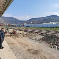 Ena od bomb, ki jo bodo odstranili,  je globoko pod kupom ob 
železniških tirih. 