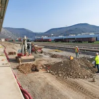 Na območju, ki ga pregledujejo in bodo odstranili bombe, poteka 
prenova železniške postaje, gradbinci in pirotehniki sodelujejo. 