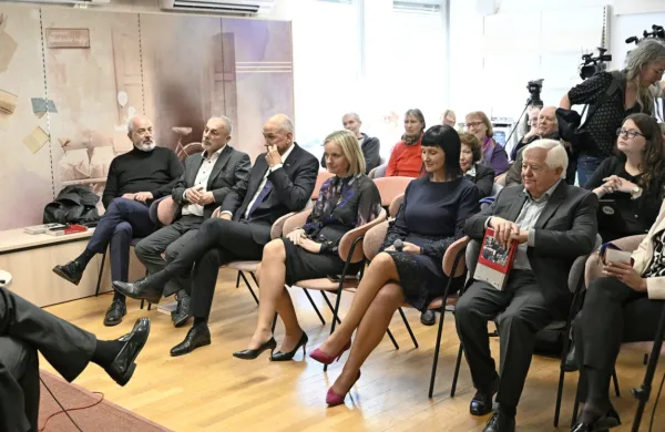 Predstavitve sta se med drugimi udeležila tako Janez Janša kot 
Milan Kučan.