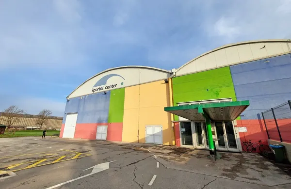Športni center sicer funkcionira, a je dotrajan in energetsko 
potraten. Občina bo šla milijone za prenovo. 