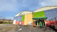 Športni center sicer funkcionira, a je dotrajan in energetsko 
potraten. Občina bo šla milijone za prenovo. 