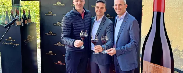 Prvo ekološko vino iz Vinakopra so predstavili (z leve) Rok Jamnik, 
Borut Fakin in Boštjan Zidar. 