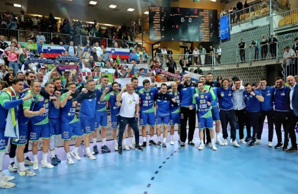 Slovenska moška rokometna reprezentanca se bo drugi dan 
olimpijskega kvalifikacijskega turnirja v Granollersu pomerila z 
domačini Španci.