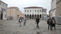 Titov trg je osrednji trg v mestu, a dogajanje se je v zadnjem času preselilo na promenado, k morju. 