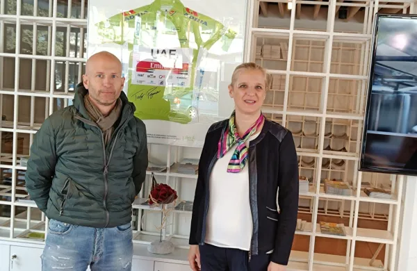 Rok Lozej (levo) in direktorica Zavoda za turizem Nova Gorica in Vipavska dolina Erika Lojk poudarjata 
preplet  kolesarskih in turističnih perspektiv. 