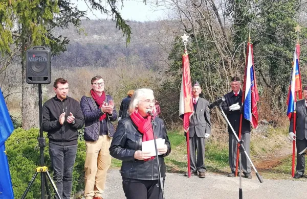 “Na mestu, kjer se spominjamo padlih borcev dveh narodov za 
idejo svobode in antifašizma, se moramo zavedati tudi tistih 
politik, ki poskušajo zgodovino pisati na novo, na način, ki sožitja 
narodov na tem prostoru ne priznava,” je opozorila Ljubica 
Jelušič.