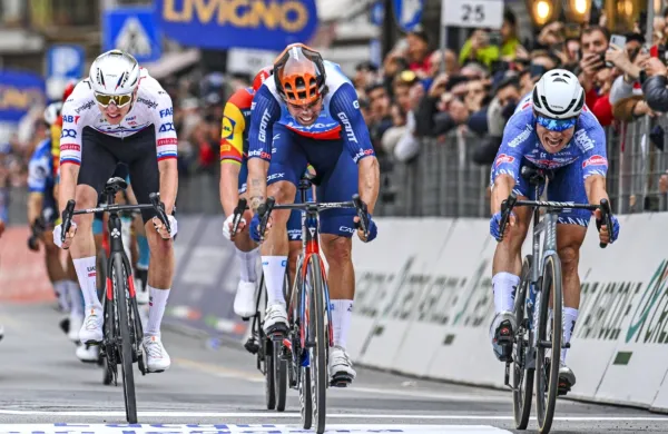 Belgijski kolesar Jasper Philipsen je zmagovalec  klasike Milano - 
Sanremo. Dirko je v ciljnem sprintu dobil pred Avstralcem 
Michaelom Matthewsom in slovenskim asom Tadejem Pogačarjem.