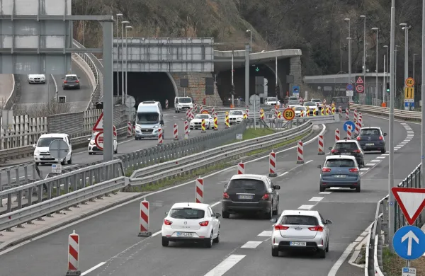 Ob  spremenjenem  režimu v predoru Markovec se nesreče   dogajajo predvsem  zaradi  prekratke  varnostne  
razdalje  in  neupoštevanja omejitev  hitrosti.  