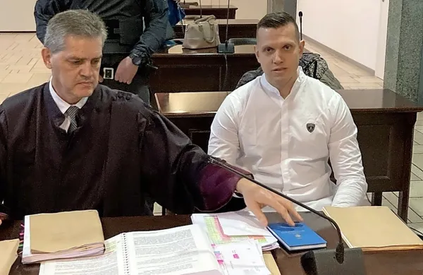 Domnevni vodja slovenske celice Kavaškega klana Klemen Kadivec (desno) in odvetnik Branko Gvozdič