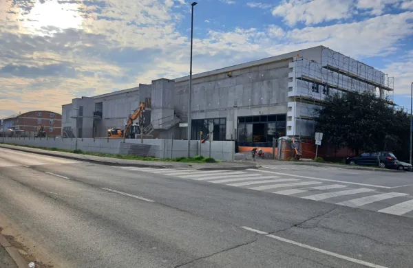 Ob Industrijski cesti v Izoli, kjer sta bila predvidena hladilnica in še 
en objekt Delmarja,  gradijo skladiščno-distribucijski center in 
trgovino.