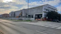Ob Industrijski cesti v Izoli, kjer sta bila predvidena hladilnica in še 
en objekt Delmarja,  gradijo skladiščno-distribucijski center in 
trgovino.