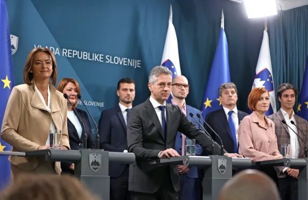 Delo vlade kot uspešno ocenjuje le še 24,4 odstotka vprašanih, kar 
70,3 odstotka pa jih meni, da je vlada neuspešna.