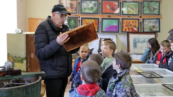 Ob 150. obletnici rojstva  Antona Žnideršiča so domači čebelarji  
odprli vrata čebelarskega doma in muzejske zbirke, ki so si jo z 
velikim zanimanjem ogledali tudi najmlajši. 