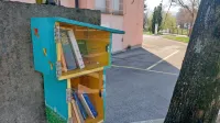V parku ob Lavričevi knjižnici je mimoidočim že na voljo lično 
poslikana knjigobežnica. 