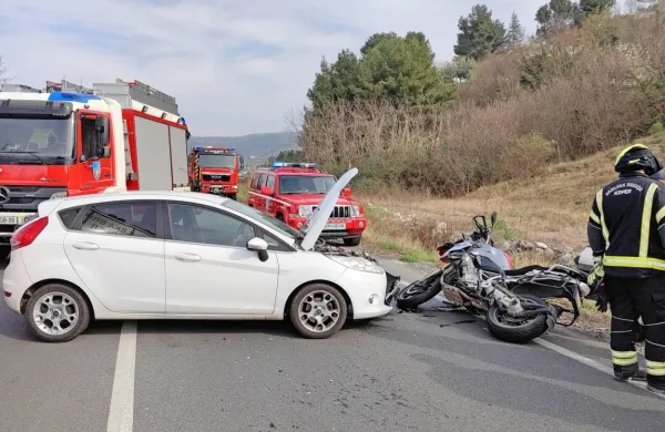 Reševalci  so  v  izolsko bolnišnico  odpeljali  poškodovanega motorista  in njegovo  sopotnico.  Voznik  avta  se  v nesreči  ni  poškodoval.