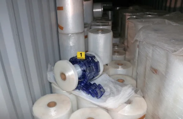 Med  rekordne zasege    prepovedanih  drog  v koprskem  pristanišču  
sodi  tudi  pošiljka  kolutov plastične folije,  v katerih je bilo skritih 
730  kilogramov  heroina, namenjenega na Madžarsko.        