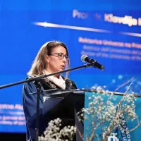 Rektorica dr. Klavdija Kutnar je na ponedeljkovi Slavnostni 
akademiji poudarila, da  Univerza na Primorskem prevzema vodilno vlogo pri oblikovanju prihodnosti gradbenega ekosistema v 
Evropski uniji.