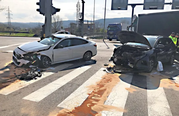 Nesreča v semaforiziranem križi&scaron;ču pri biv&scaron;em Indeju (FOTO)