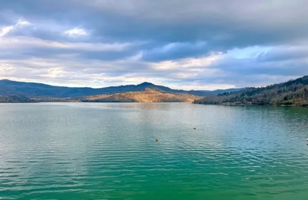 Zadrževalniki, kakršen je akumulacijsko jezero Butoniga,  so se 
izkazali za najbolj učinkovit ukrep tako v obdobjih, ko je vode 
preveč, kot tudi takrat, ko je je premalo.