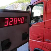 Medtem ko lahko tovorni kombiji tehtajo največ 3,5 tone, največji 
tovornjaki polpriklopnike lahko s tovorom vred tehtajo 40 ton.