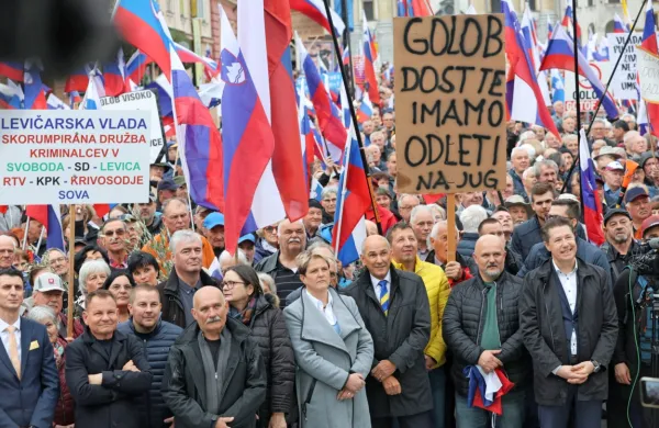 Na shodu v organizaciji SDS pozivi k odhodu Golobove vlade
