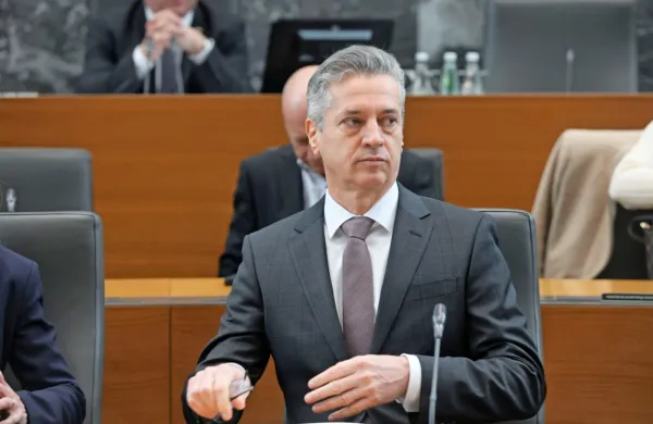 Premier Robert Golob