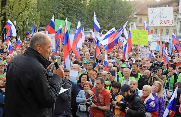 Privrženci SDS se bodo danes zgrnili na Kongresni trg in protestirali proti Golobovi vladi.